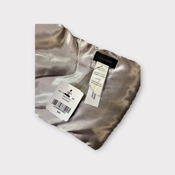 Bring out your best Cruella with this piece 🧣 - Picture 2 of 6